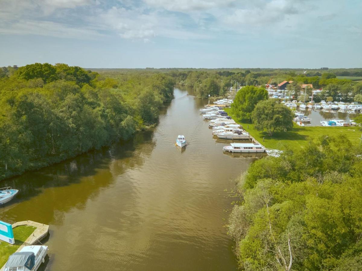 Adorable Two Bed Norfolk Broads Holiday Home - River Views With Moorings & Fishing สตาแลม ภายนอก รูปภาพ