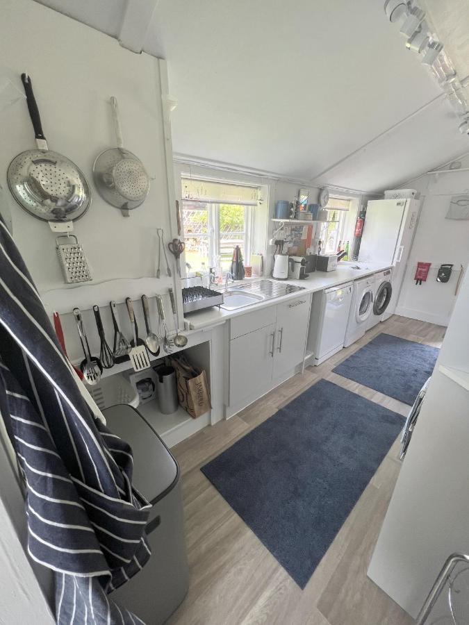 Adorable Two Bed Norfolk Broads Holiday Home - River Views With Moorings & Fishing สตาแลม ภายนอก รูปภาพ