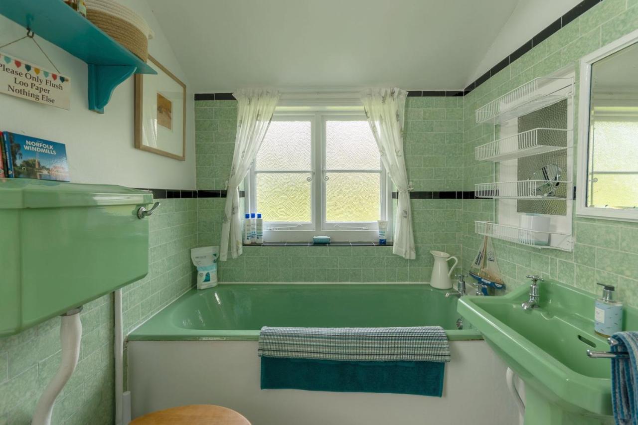 Adorable Two Bed Norfolk Broads Holiday Home - River Views With Moorings & Fishing สตาแลม ภายนอก รูปภาพ