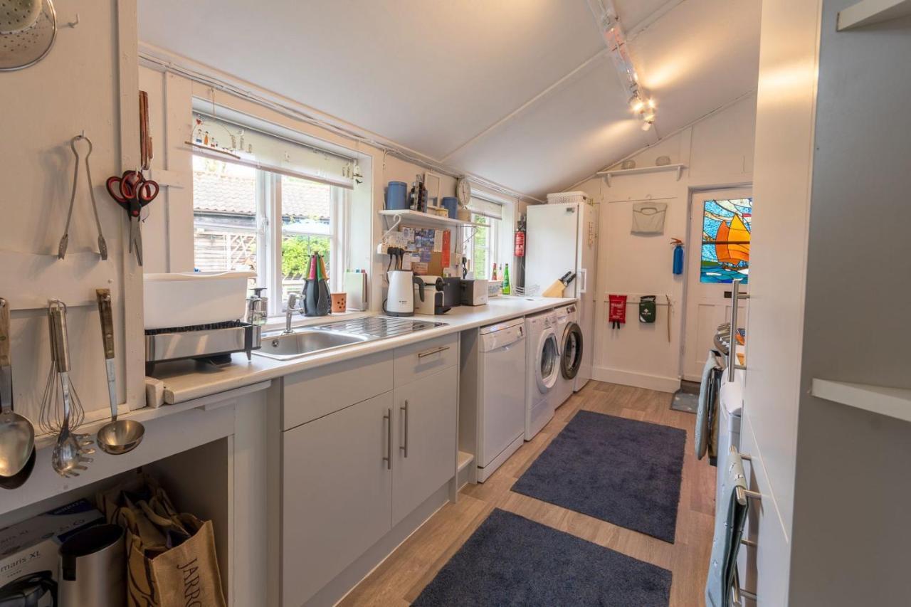 Adorable Two Bed Norfolk Broads Holiday Home - River Views With Moorings & Fishing สตาแลม ภายนอก รูปภาพ
