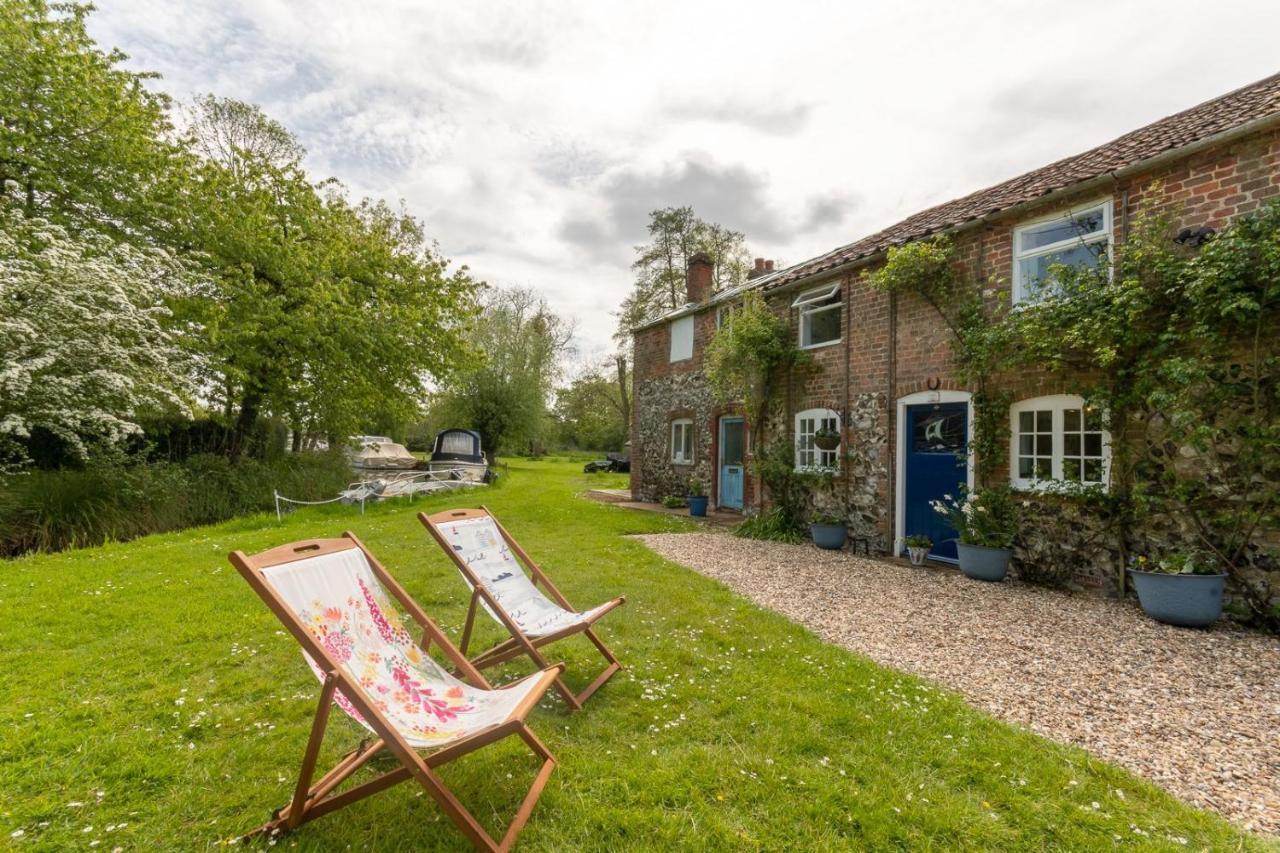 Adorable Two Bed Norfolk Broads Holiday Home - River Views With Moorings & Fishing สตาแลม ภายนอก รูปภาพ
