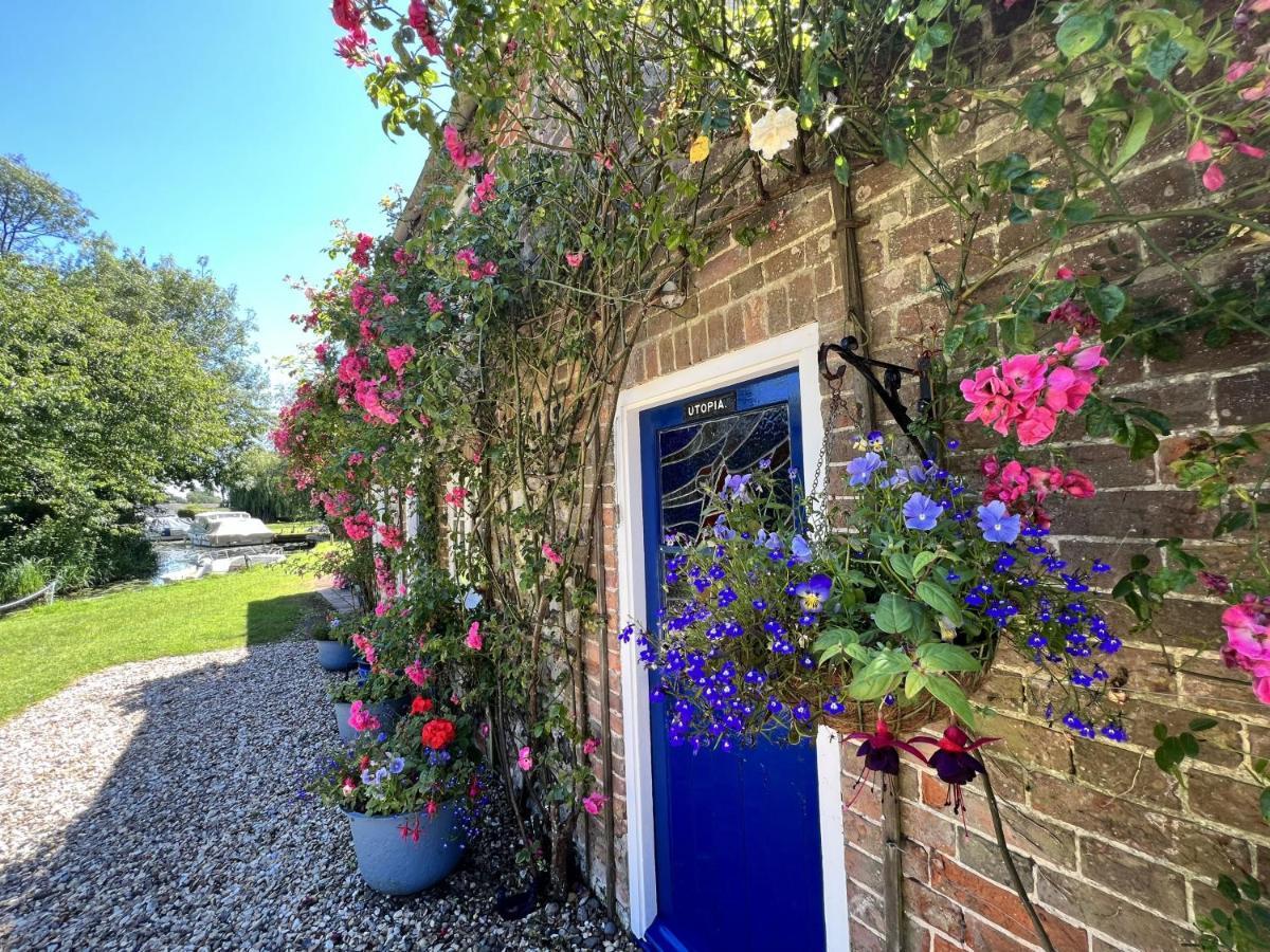 Adorable Two Bed Norfolk Broads Holiday Home - River Views With Moorings & Fishing สตาแลม ภายนอก รูปภาพ