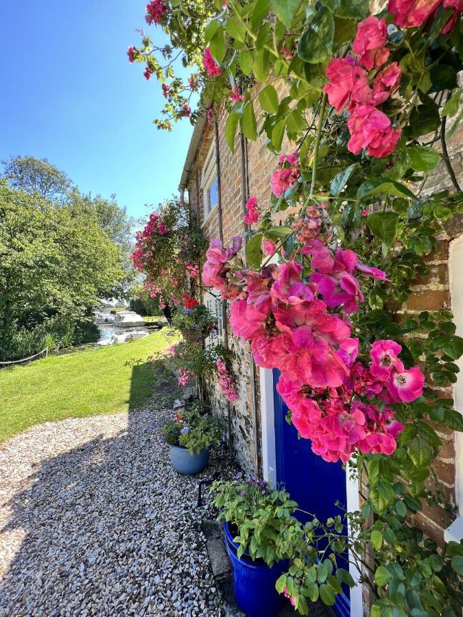 Adorable Two Bed Norfolk Broads Holiday Home - River Views With Moorings & Fishing สตาแลม ภายนอก รูปภาพ