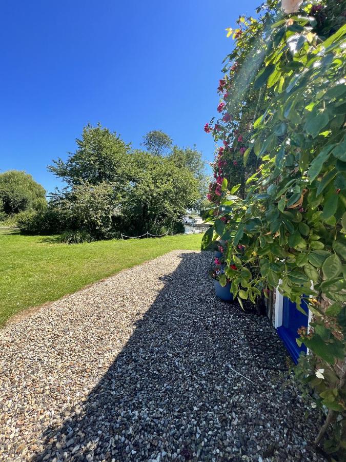 Adorable Two Bed Norfolk Broads Holiday Home - River Views With Moorings & Fishing สตาแลม ภายนอก รูปภาพ
