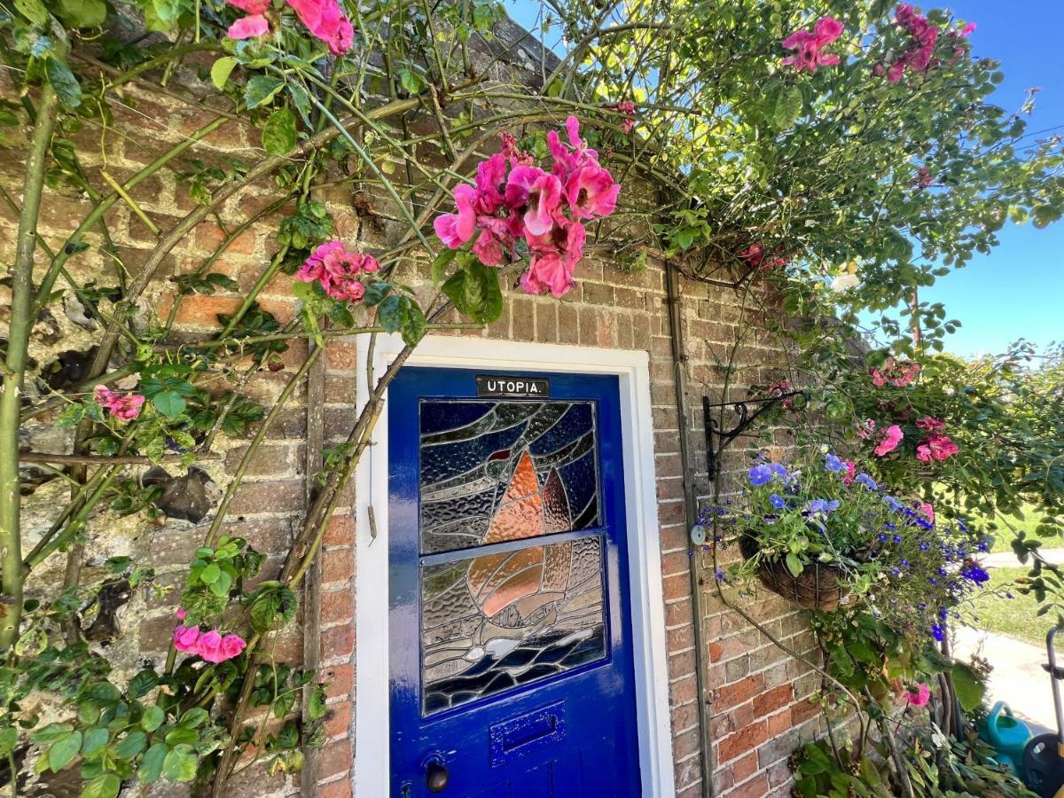 Adorable Two Bed Norfolk Broads Holiday Home - River Views With Moorings & Fishing สตาแลม ภายนอก รูปภาพ