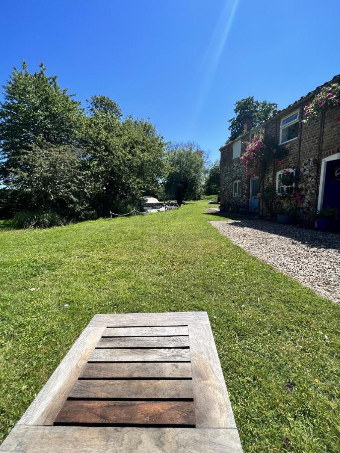 Adorable Two Bed Norfolk Broads Holiday Home - River Views With Moorings & Fishing สตาแลม ภายนอก รูปภาพ